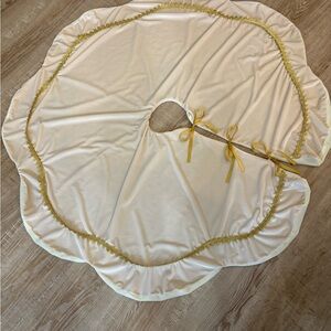 Elegant Velvet Cream and Gold Tree Skirt